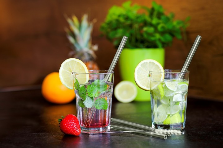 STEUBER klaasist joogikõrte ja harja komplekt  | 2